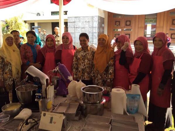 Depoksegar's tweet photo. Serunya Lomba mengolah Tepung Mokaf. Ada yg mau coba? Besok ODNR-an lhoo! http://t.co/bsndr7lVSB