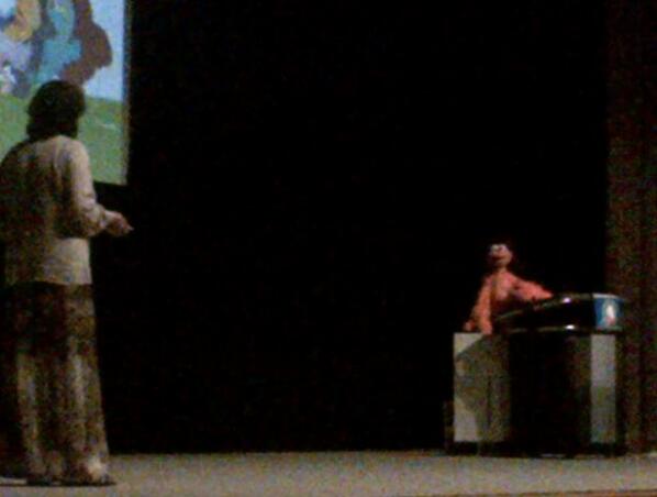 Yousef_DMC's tweet photo. ظهور شخصية خوخة ضمن فعاليات الملتقى ☺ #بالعربي #HCTsm @HCT_UAE @AF_HCT http://t.co/dSmzCNUEMs