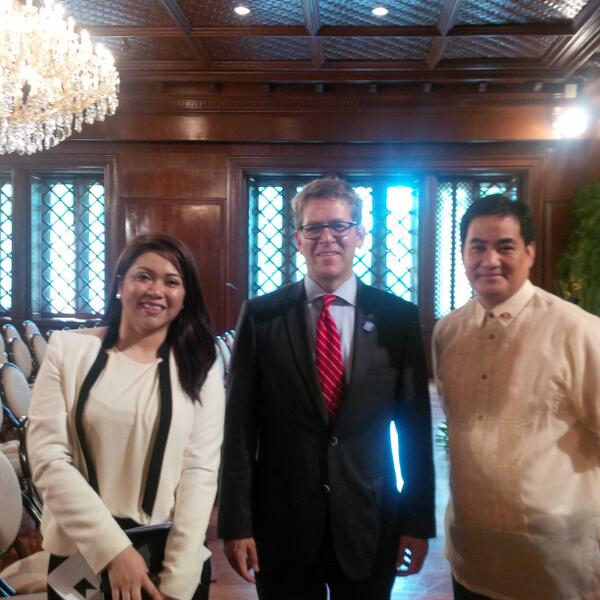 dawende's tweet photo. A picture with our counterpart, Jay Carney! http://t.co/YhlByICzsM