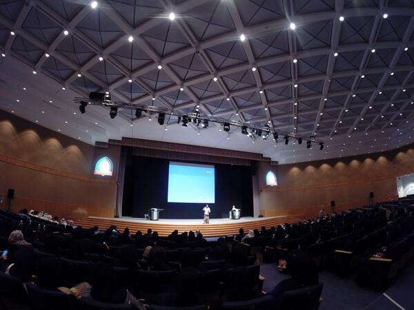 Taghreedat's tweet photo. لأول مرة في فعاليات مبادرة تغريدات خوخة تقدم الملتقى والتفاعل مباشر بين الحضور والمتحدثين على الهواء مباشرة! http://t.co/69yvmrVkJ3 #بالعربي