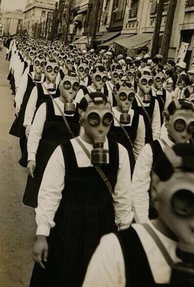 HayQueSaberlo's tweet photo. Niñas rumbo a la escuela con sus máscaras de gas en la Segunda Guerra Mundial. http://t.co/yxqo9BaxjM