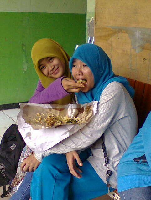 ESACITA49's tweet photo. ida dora lgi makan :D http://t.co/sHQOnQuJs3