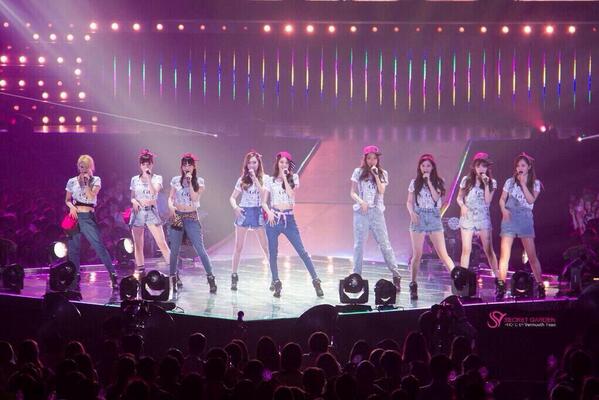 SNSDiYoona's tweet photo. "@AllAboutYoona: Whatever the shirt they wear its still look good on them :9 http://t.co/1zmrVekkyo"