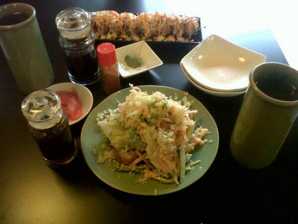 Virzaniari's tweet photo. Makan sushi yumyy di @takeichi_ http://t.co/XyfQBsoTEr