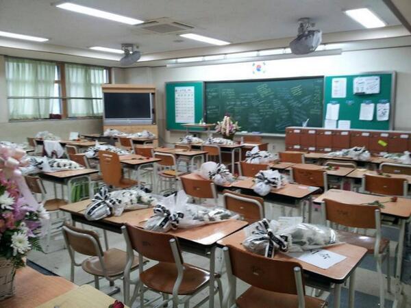 bebeton1's tweet photo. 단원고 2학년3반 교실... 수도 없이 들은 뉴스이건만, 막상 이 한 장의 사진을 보니 숨이 턱 막힙니다. 이럴 수가.... 사진 한 장이 이번 사건의 비극성을 극명하게 보여줍니다. 억장이 무너집니다. ㅠ.ㅠ http://t.co/UOUJcMtIj3