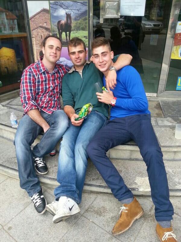 Valentin_Nembra's tweet photo. El sabado un embarke de los de antes kon @Manu_Caso   y #panxin!! #muxacomedia!! http://t.co/vHCkHa5Cna