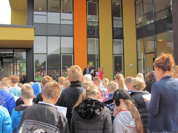 Uitvoerder Rintjema gaat met pensioen &amp; wordt toegezongen door leerlingen van MFC De Spil! #Begrip voor de bouwers!