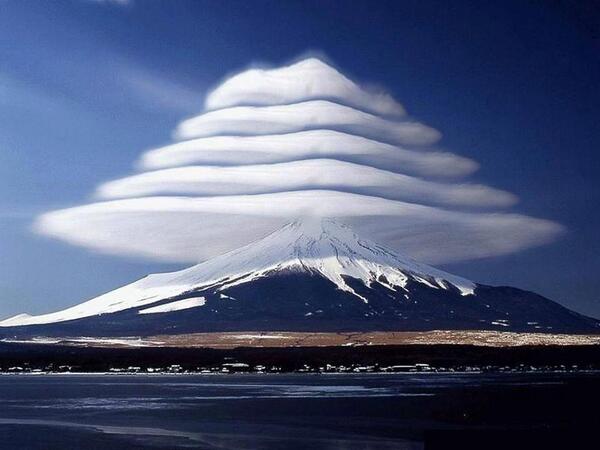 Gabriele_Corno's tweet photo. Lenticular Clouds over Fuji #mystic #serenity #silence #zen #CGE #armony #nature http://t.co/FtnCiqRIBH