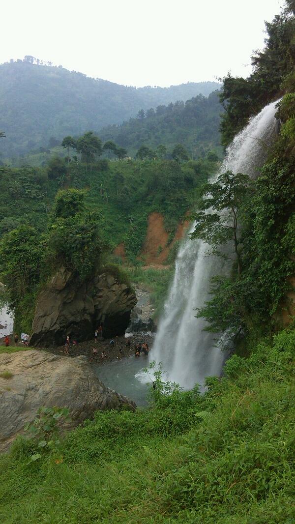 Pemandangan indah air terjun bidadari. Sueger tenan :-)