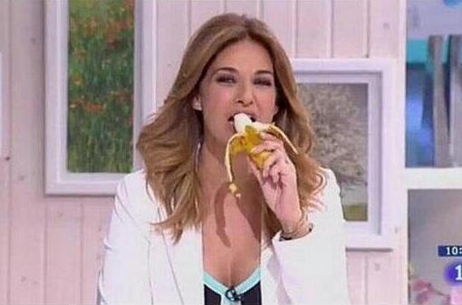 Le han tirado un PLATANO a ALVES y se lo ha COMIDO cual SIMIO.