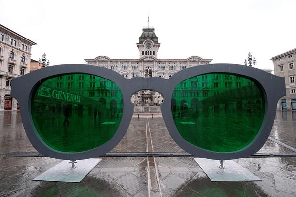 bpagliaro's tweet photo. Gli occhiali di #generali a #Trieste, in attesa dell'assemblea #vediamopositivo http://t.co/rtxtBnNXqL