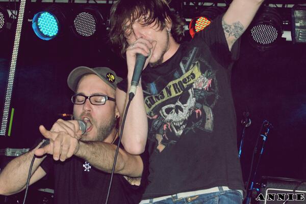 MezkBanda's tweet photo. basi,ex bateria de #mezk en el concierto http://t.co/Q7DhQNjnnn