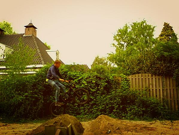 bmx team de box tweet media