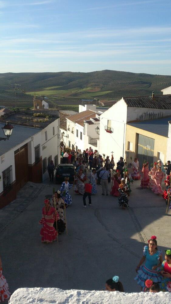 En valenzuela tocándole a la virgen de la cabeza