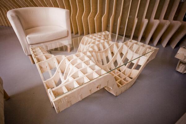 طعم القهوة وطعم المنظر مع الطاولة الجميلة على شكل تضاريس ثلاثية أبعاد من تصميم البولندي ماتيوز #العدسات #ديكور