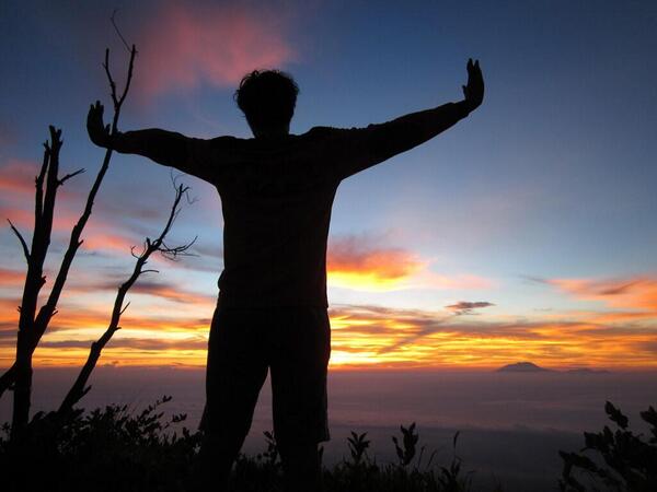 RT <a href="/purpalaofficial/">ig : @purpalaid</a>: siluet fajar bersama #jingga #merapi  #infogunung 26.04.2014 <a href="/purpalaID/">Purpala</a>