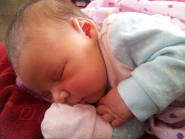 Veroniquebleau's tweet photo. Deja une semaine pour bebe Emilia http://t.co/Z1PJ9Vm8eu