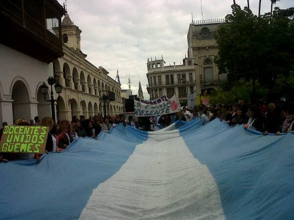 GaLuBa7's tweet photo. @678elprograma 
En Salta, los docentes llevamos 25días de paro.Las marchas, una vez a la semana, hay huelga de hambre http://t.co/2lokD43PFs