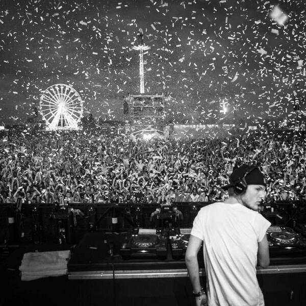 hudsonsbay's tweet image. The best clothes just feel right. RT 4 a chance 2B a #StyleInfluencer &amp;amp; win $1000+@AVICII tix. ow.ly/v7VOY