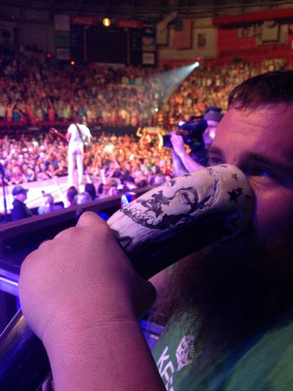jakeowen's tweet photo. Great wkend of shows! Thanks to all my Chivers for showing up. It ain't a party without ya.

KCCO http://t.co/FZz88sh0hZ