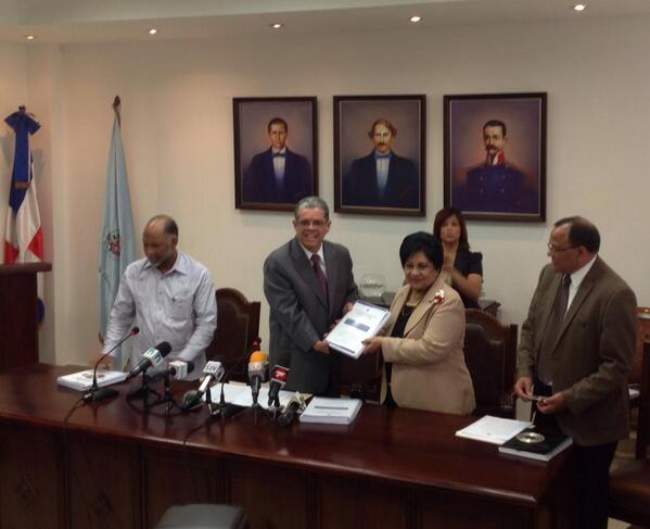 EducacionRDo's tweet photo. Ministro @CarlosAmaranteB entrega a Ligia Amada Melo, ministra @MESCyT_1 informe sobre concurso de oposición 2013. http://t.co/BGE2NTPq81