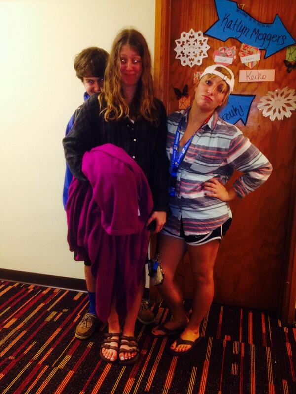 FakeKaylaHutch's tweet photo. If anyone needs a formal date, hmu 😛 http://t.co/NodaEvH1ok