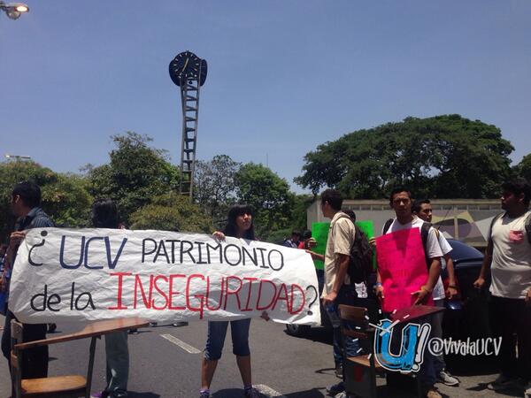 VivaLaUCV's tweet photo. Estudiantes protestan frente a la Plaza del Rectorado de la UCV por los niveles de inseguridad en el campus 12:36pm http://t.co/ezVbJDH5dT