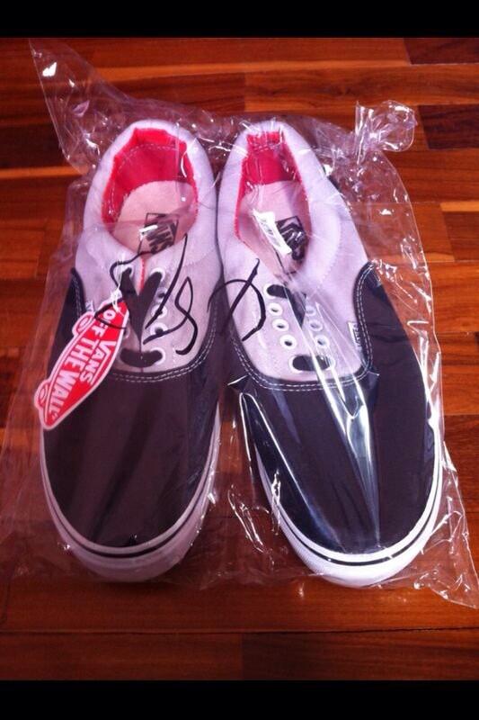 Pedidosderopa's tweet photo. SORTEO: empieza el sorteo de nuestras VANS ERA. Ya sabéis como va esto, RT y FOLLOW. El sorteo terminará con 2000RT http://t.co/jWV1ETSTMk