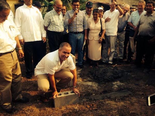 En Trujillo poniendo la 1ra piedra del sistema d alcantarillado sanitario y planta d tratamiento d aguas residuales