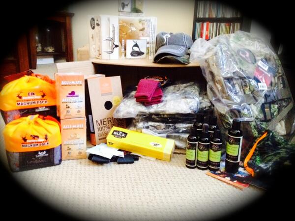 RachelAhtila's tweet image. So excited that the @ProisHunting #Award prize package is here! @icebreakernz @hercamoshop @skullhooker #BuckKnife