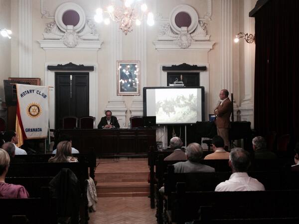 Escuchando a Miguel Ballenilla, en el Ciclo de Conferencias Rotary Club Granada