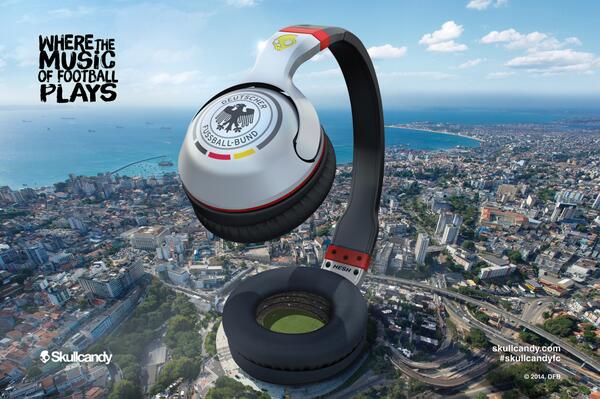 DFB_Team's tweet photo. Für die richtige Musik im Spiel gibt es jetzt coole Kopfhörer im DFB Design: http://t.co/81vTJGp2Gv #SkullcandyFC http://t.co/nV5Nc2XYbp