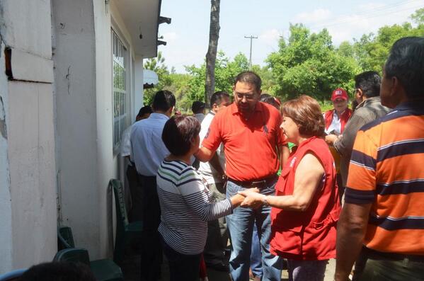 ManuelEscalera's tweet photo. #PCVer atiende a afectados en sus vehículos por #Granizada #Xalapa presente @noemiguzmanspc #Veracruz @spcver http://t.co/i7PuVSwo6A
