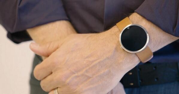 elandroidelibre's tweet photo. El creador del reloj Moto360 muestra en vídeo como quedadá en nuestra muñeca http://t.co/U0yaPUZdaY http://t.co/acrZ2Ty636