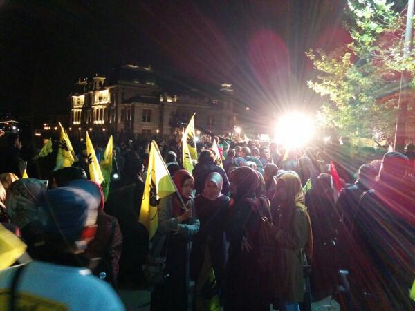 kaygusuz25's tweet photo. Mısır konsolosluğu önü... @ihhinsaniyardim @r4biaplatform  #StopThePersecutionInEgypt http://t.co/IUMrqYlIeJ"