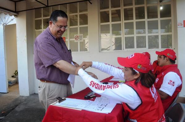ManuelEscalera's tweet photo. Personal de #PCVer atiende a afectados en sus vehículos por #Granizada @noemiguzmanspc @spcver #Xalapa #Veracruz http://t.co/TBNiY4TR4q