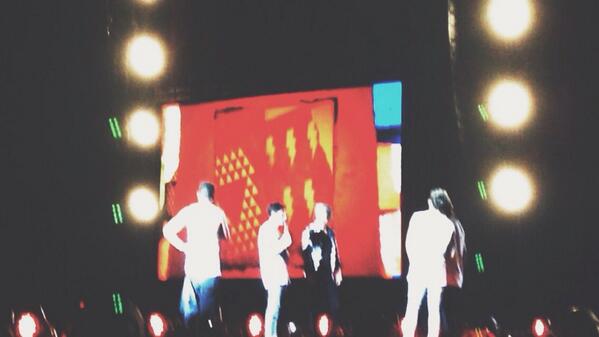 adriaanaq99's tweet image. Los chicos respondiendo las preguntas de los videos mandados por fans peruanas #WWATour #OneDirectionEnPeru