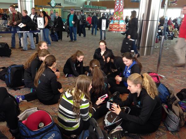 synchroelite's tweet photo. A l'aéroport de Calgary, en attente de notre 3ème et dernier vol de la journée vers Saskatoon #canadiens2014 http://t.co/Vu18F9ZDs3