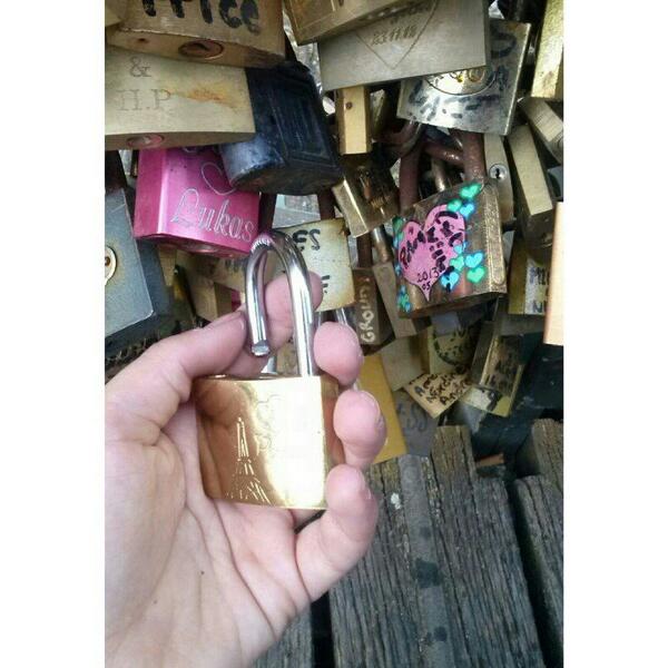 Sandramateo_'s tweet photo. Siempre nos quedará París http://t.co/sBC85gQlXY