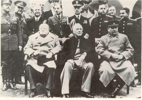 SandyReyMar's tweet photo. Stalin, Churchill y Roosevelt, como jefes de estado de la URSS, Reino Unidos y Estados Unidos. 
Conferencia de Yalta. http://t.co/vhLOngRYp0