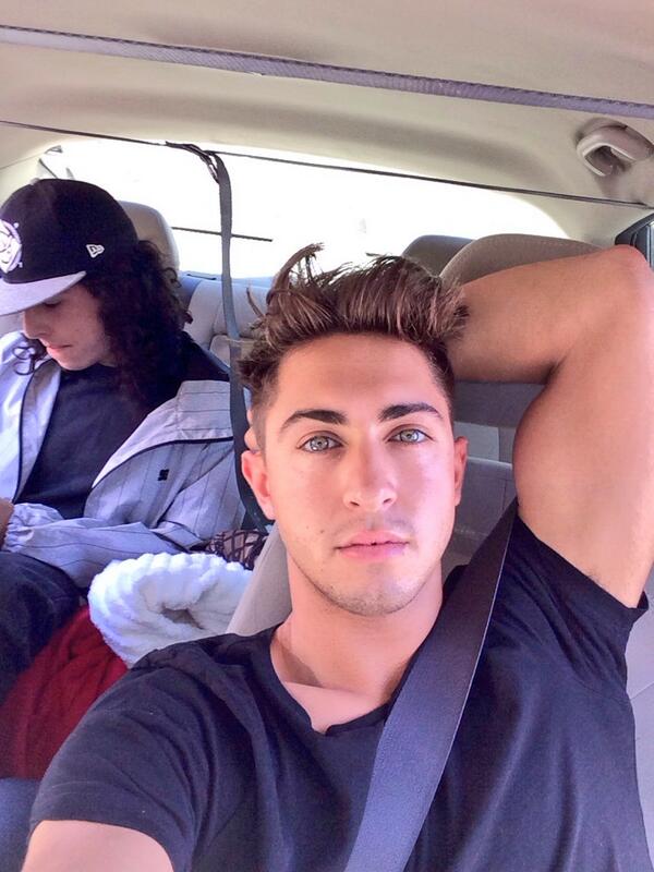 palumboro's tweet image. Summmmaaa time liv&apos;n easyy