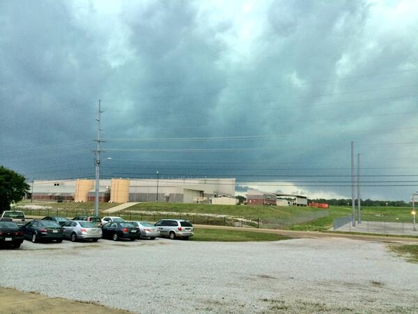 THillMedia's tweet photo. If you are in Tupelo, get to a safe place. This storm is heading towards us. #tornadowarning is in effect! #mswx http://t.co/7EtVHt3vCT