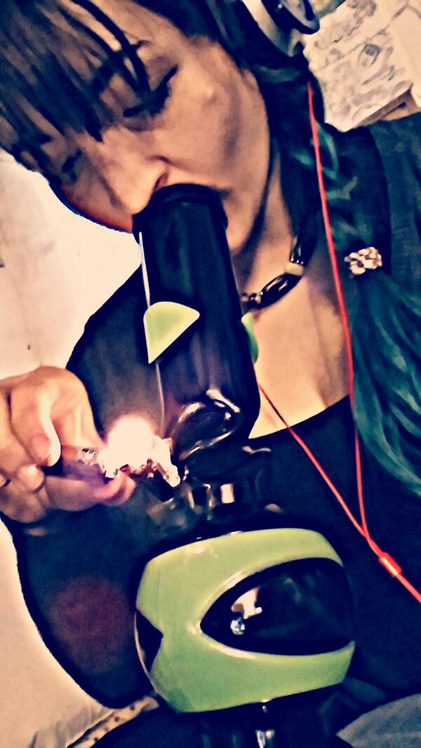 TrippyTite's tweet photo. #bongrip #girlswhosmoke #IDGAF http://t.co/FEcNO4qnnU