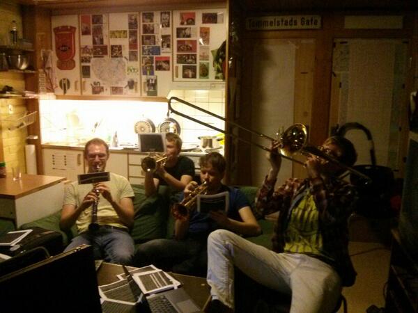 Oholt1964's tweet photo. @NTNUIOrienterin  bræssband øver hardt. Snart klare for @10mila2014 . #5dagerigjen http://t.co/dhf0zC2IAS