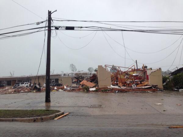 WeatherNation's tweet photo. RT @tabithahawk: Tupelo tornado damage just now. #tupelo #tornado http://t.co/OCdkX8VTMK