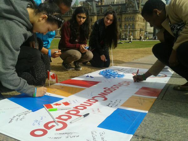 Batonrelay2014's tweet photo. Go Canada go! The public write good will messages for Team Canada at a #BatonRelay event! #GlasgowCanadaGo @BalGosal http://t.co/yzF8B6YpxA