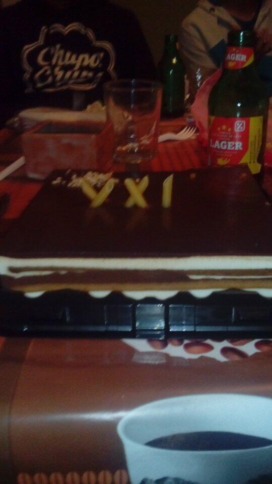Cristinact94's tweet photo. ¡Felices 21 @marianvazcas ! @Cristina7110  @Maria_9318 http://t.co/OjNBq34K9Q