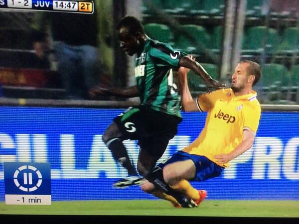 #chiellinipuo ammazzare un avversario da dietro in scivolata e Nemmeno fallo #ladri <a href="/juventusfc/">JuventusFC</a> #vergogna #condannati
