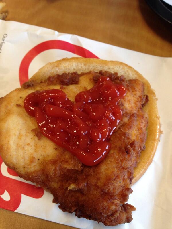 chisai_ki's tweet photo. @ChickfilA this is what #love looks like http://t.co/0jmW2voAYR