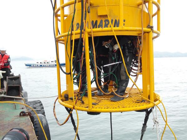 leesanghoC's tweet image. 12:01pm 잠수사 3명을 태우고 다이빙벨 적응을 위한 시험 잠수 직전